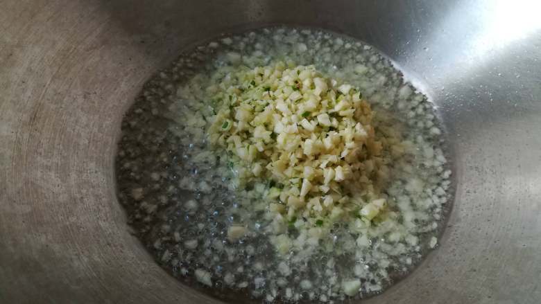 蒜蓉粉丝焗虾,锅中加入食用油,倒入蒜蓉爆香。