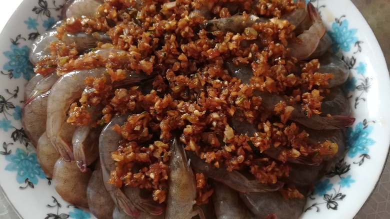 蒜蓉粉丝焗虾,浇上蒜蓉调味汁,送入烤箱,烤约20分钟至熟即可。