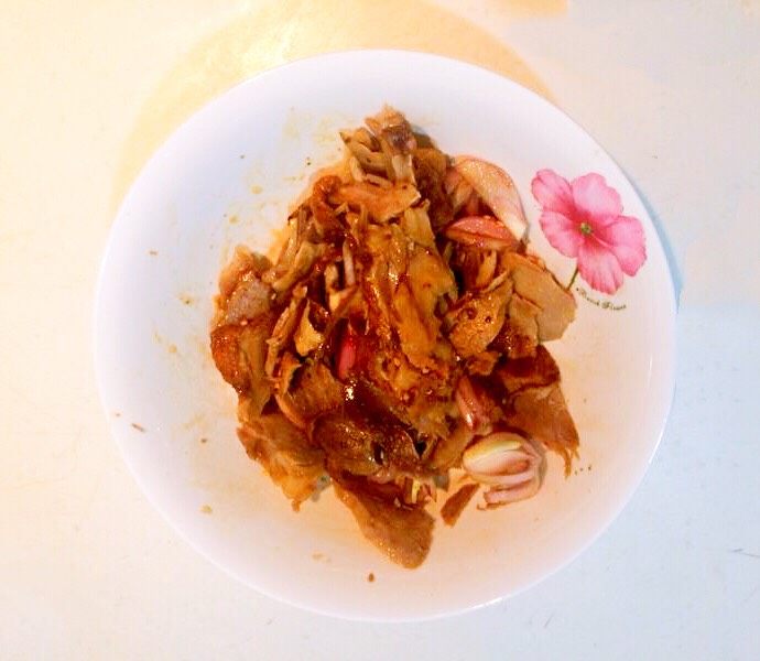烤鸭肉夹馍,把切好的鸭肉片和小毛葱片放在碗里,加入红辣油和<a style='color:red;display:inline-block;' href='/shicai/ 788'>生抽</a>,调匀