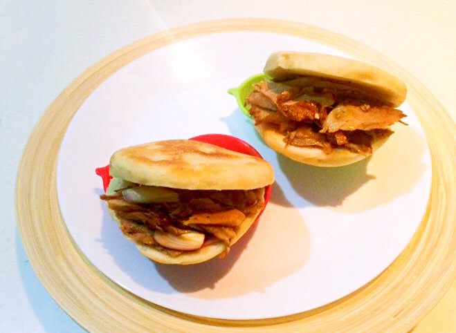 烤鸭肉夹馍,取一个发面饼,在中间加入调好味的烤鸭片和毛葱片,烤鸭肉夹馍做好了,鲜香松软,味道美极了~