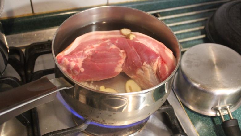 黑糖卤猪肉冲縄风,将猪肉冷水入锅,煮滚后,转小火,煮40-60分钟。加米或米糠或用洗米水来煮猪肉,可以煮去猪肉的油腻。