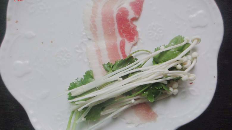 五花肉香菜卷,把金针菇和香菜放入肉片上,一点就行,不要塞很多