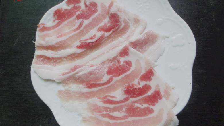 五花肉香菜卷,五花肉片冻至微硬时候,拿出来切成薄一点的大片