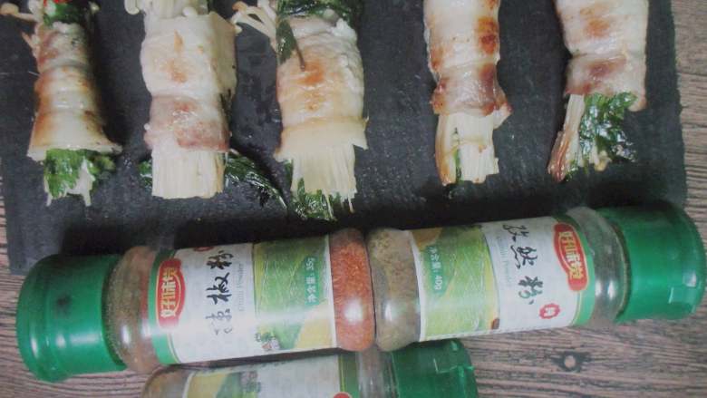 五花肉香菜卷,五花肉卷煎好后,准备辣椒粉、孜然、椒盐进行调味