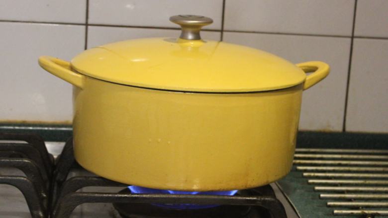 黑糖卤猪肉冲縄风,煮滚后转小火,盖上盖子,小火炖煮1小时。