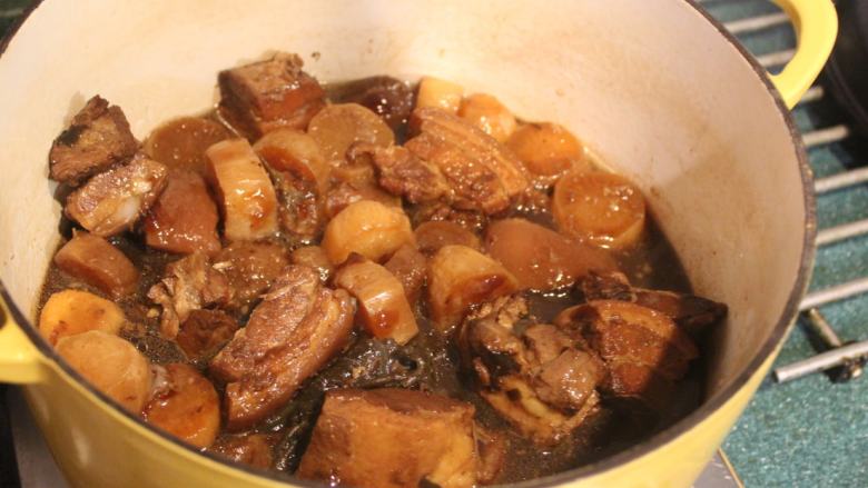 黑糖卤猪肉冲縄风,煮好,已经稍稍收汁。