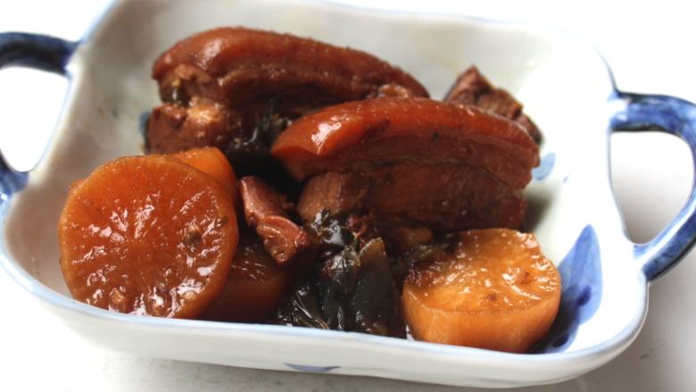 黑糖卤猪肉冲縄风,肉质软嫩,完全没有油腻感,完整的封存肉质鲜美的风味。白萝卜吸满醇厚肉汁的香味甘甜好吃。酱汁甘甜香醇的余韵非常适合配饭。这道菜隔夜沈淀了风味会更入味好吃。