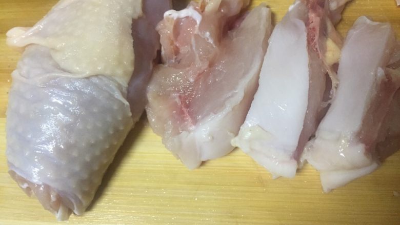 唯爱炖鸡~白果肚子松茸多鲜土鸡汤,土鸡切块,大小可根据自己的喜好来!