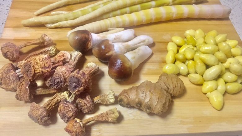 唯爱炖鸡~白果肚子松茸多鲜土鸡汤,准备食材,所有食材洗净备用