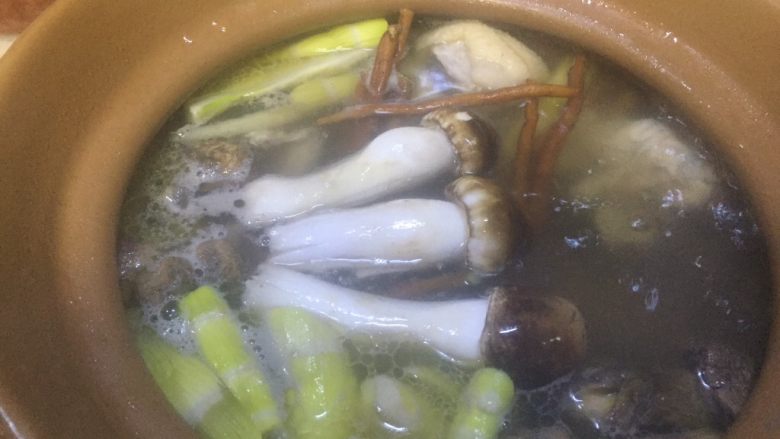 唯爱炖鸡~白果肚子松茸多鲜土鸡汤,砂锅的水沸开了,将2.4.5.6放入砂锅