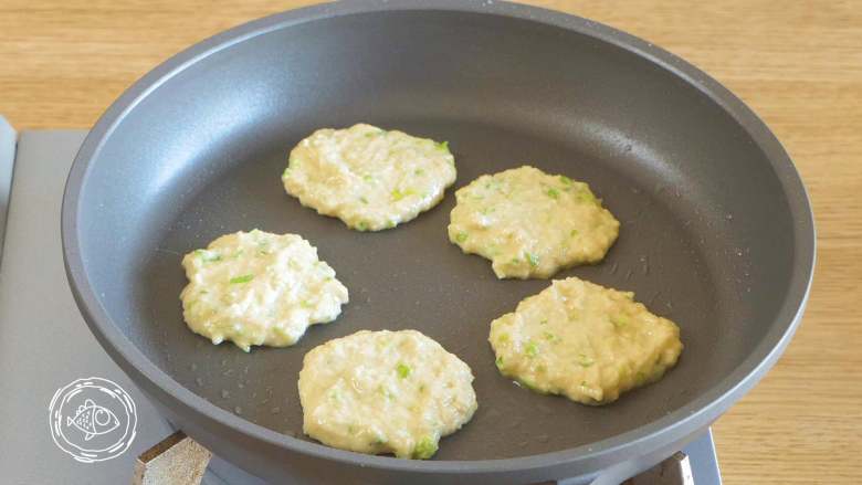 8m+香葱土豆饼（宝宝辅食）,接下来就可以摊饼了，用小勺取一勺，摊在锅底，可以摊的稍微小一点哈~