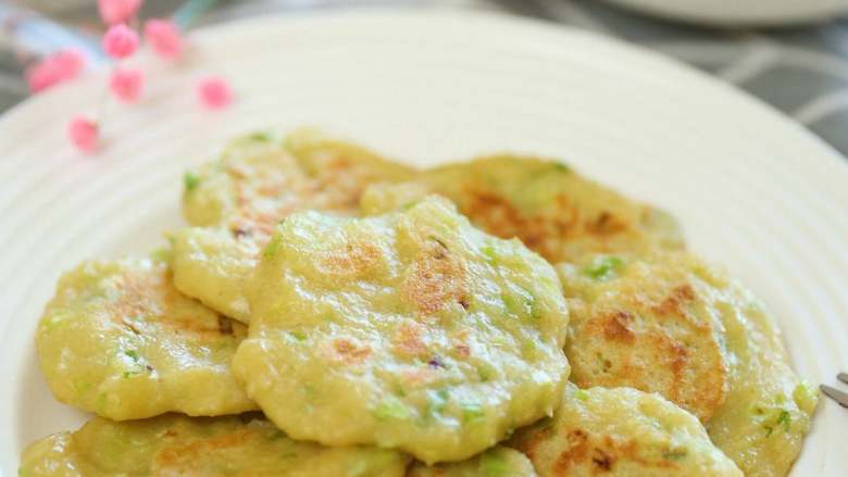 8m+香葱土豆饼(宝宝辅食),不烫手的时候,宝宝就可以拿着吃了,软乎乎、香喷喷,做起来试试看!
