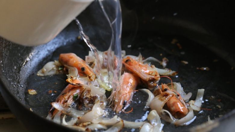 海鲜咖喱乌冬面,锅内加入焯海鲜的汤汁,能没过食材为宜。