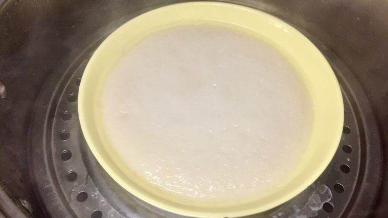 北京+驴打滚,蒸好后,倒掉面上蒸汽滴落的水分,稍微放凉。