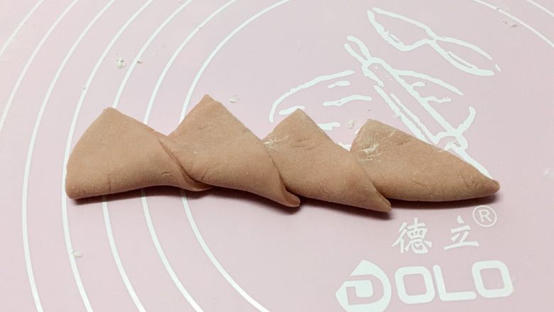 花样馒头,如图:将面片对折