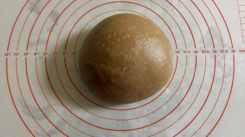 网红甜品+脏脏包,揉面程序结束后,把面团取出面包机,在案台上揉圆。