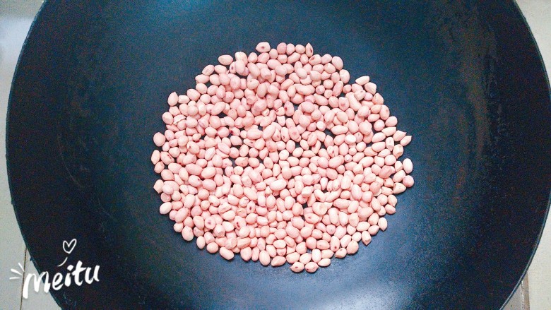 豆腐花捞蜜豆,<a style='color:red;display:inline-block;' href='/shicai/ 664'>花生</a>米放锅里炒熟!炒熟放锅里冷却,不然马上捞起来容易回潮!