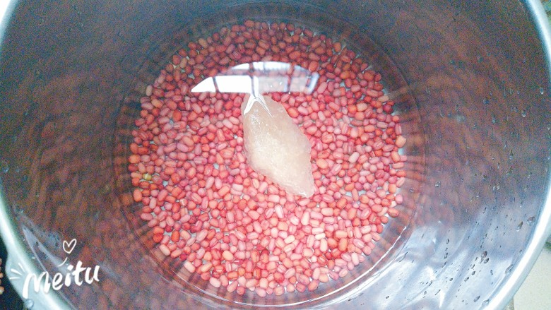 豆腐花捞蜜豆,高压锅里放入红豆,加适量的水和一大坨冰糖,上气后压10分钟左右即可!