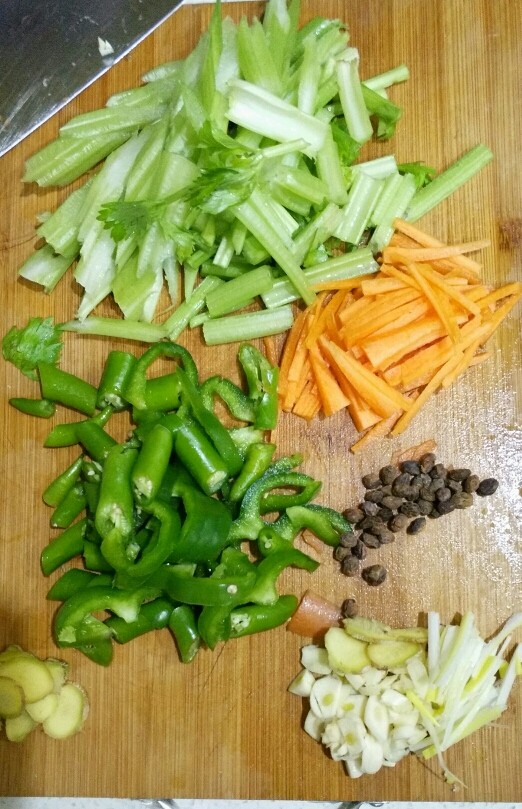 小炒肉,<a style='color:red;display:inline-block;' href='/shicai/ 125'>芹菜</a>,青椒,胡萝卜切好。葱姜蒜切片,豆豉用刀稍稍拍一下。