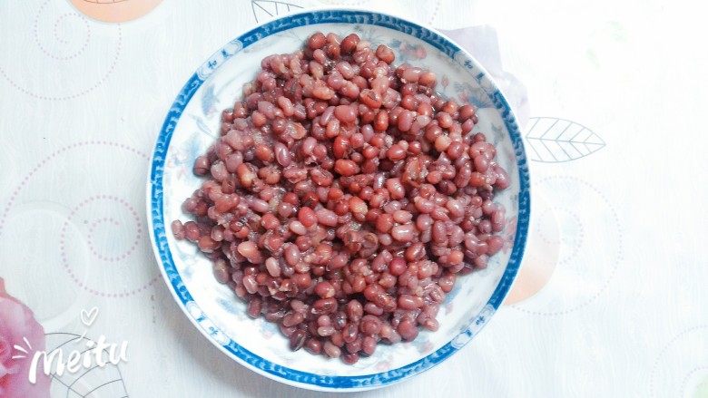 豆腐花捞蜜豆,将压好的红豆捞出来!