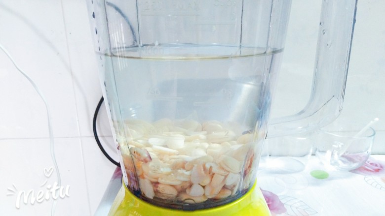 豆腐花捞蜜豆,将泡好的黄豆放入豆浆机里,加入一千毫升水,搅打两分钟左右,直至黄豆打至细腻即可!