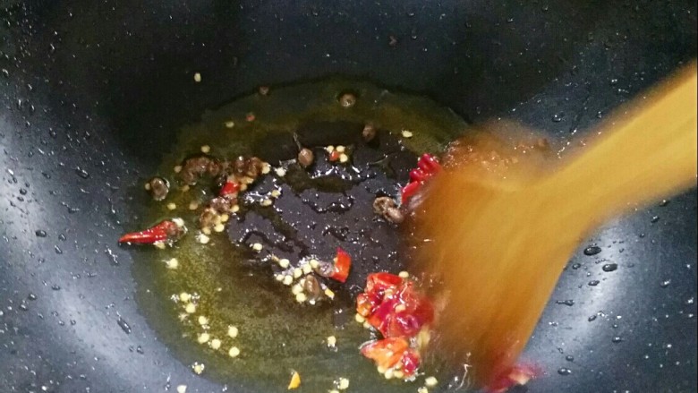 小炒肉,温油,下入干辣椒,花椒,豆豉,小火慢慢不煸香。