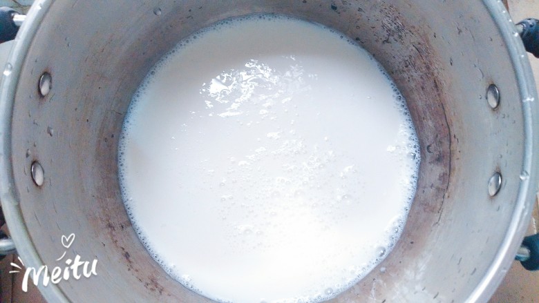 豆腐花捞蜜豆,过滤好的豆浆放入不锈钢锅里烧开后继续煮两三分钟,一定要彻底煮熟煮透!