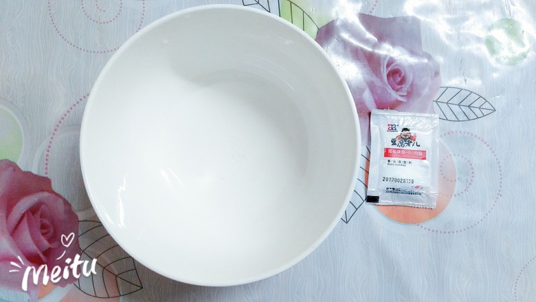 豆腐花捞蜜豆,提前准备好一个干净的大碗,里面放入一点点冷开水,把豆腐老儿的葡萄糖内酯2g加入冷开水里搅化!一定要彻底搅化!