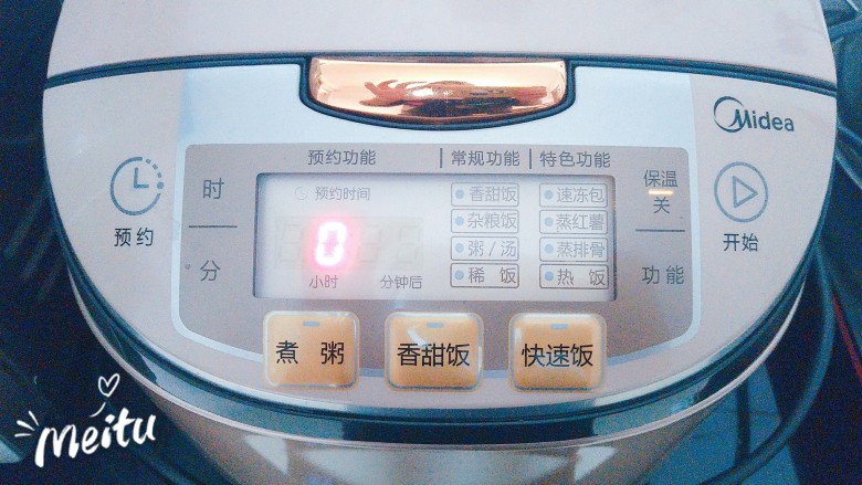 豆腐花捞蜜豆,隔水放入电饭锅里保温十分钟即可享受爽滑可口的豆腐花啦!