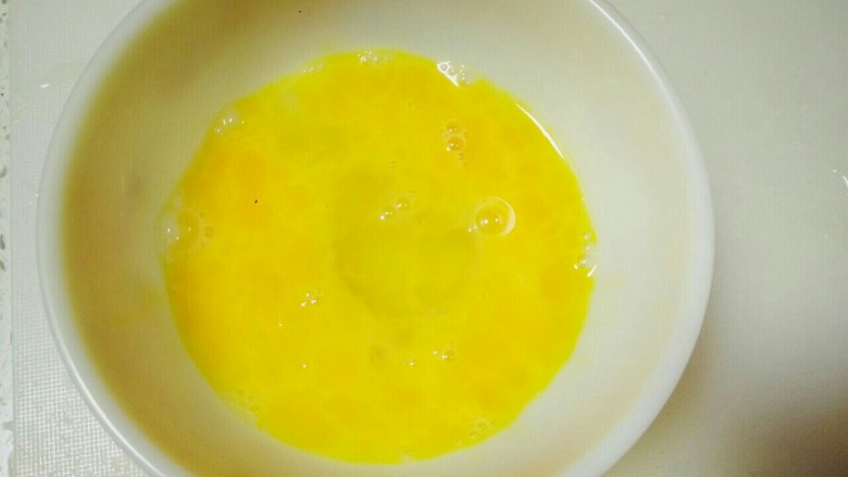 腊肠蛋炒饭,<a style='color:red;display:inline-block;' href='/shicai/ 9'>鸡蛋</a>打散调好,滴两滴白酒