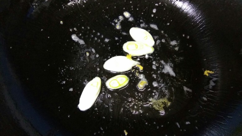 腊肠蛋炒饭,锅中加入适量植物油,爆香葱片