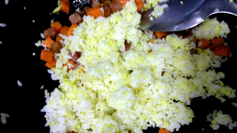 腊肠蛋炒饭,胡萝卜丁变软,放入米饭翻炒
