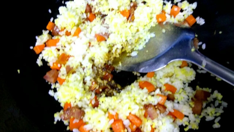 腊肠蛋炒饭,放入适量盐,一勺<a style='color:red;display:inline-block;' href='/shicai/ 788'>生抽</a>,翻炒