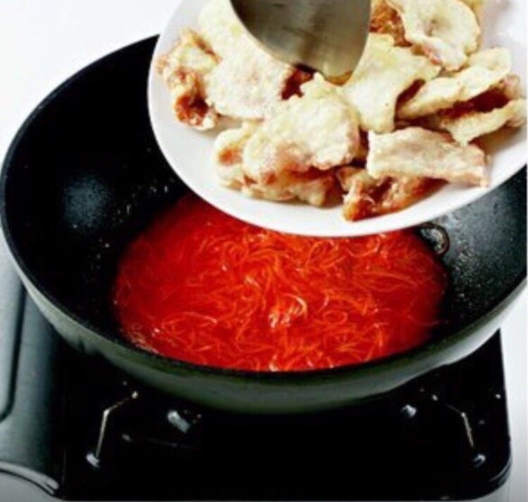 锅包肉,然后放入2汤匙番茄酱、<a style='color:red;display:inline-block;' href='/shicai/ 715'>白醋</a>、盐、糖的混合汁,再放入炸好的肉片炒匀,出锅后散入香菜即可。