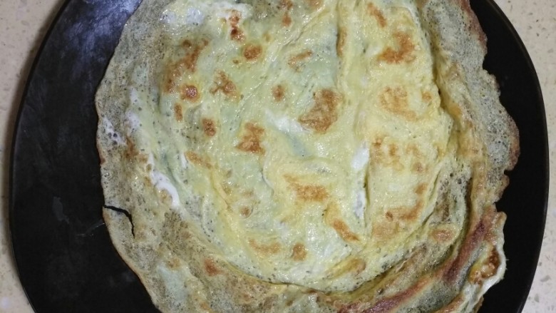 元宝蛋包饭,锅里少放油,小火,然后倒入少量蛋液,转锅摊成圆形出锅