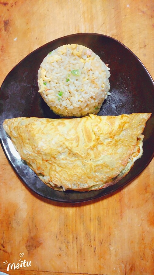 元宝蛋包饭,还剩下米饭,放小碗里,扣盘子上,像个元宝