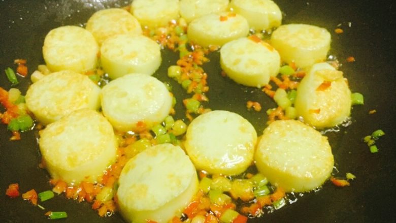 详细版日本豆腐煎蛋,再拿个碗加点水加点盐搅拌倒入,食材分散均匀