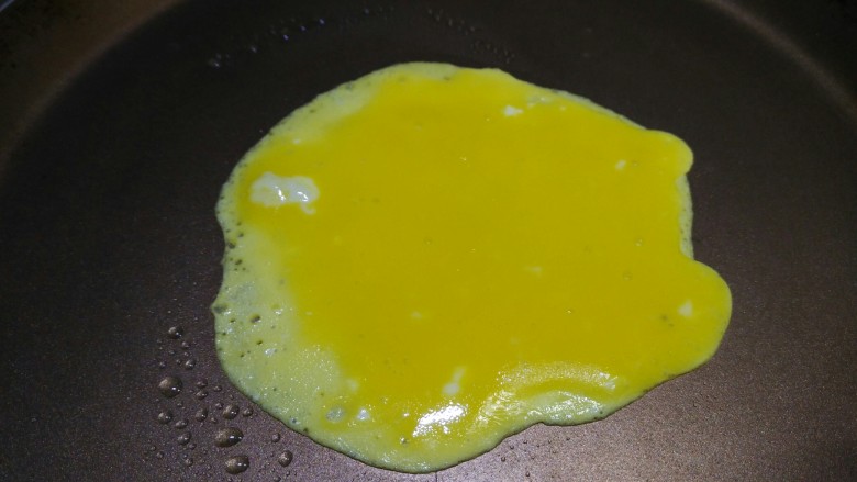 圣诞树,平底锅刷少许橄榄油,把打散的蛋黄倒入锅内,离火煎熟,煎厚一些