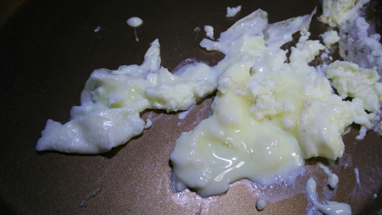 圣诞树,接着炒蛋白,同样是离火,趁未凝结用筷子打散,完成后装碗备用