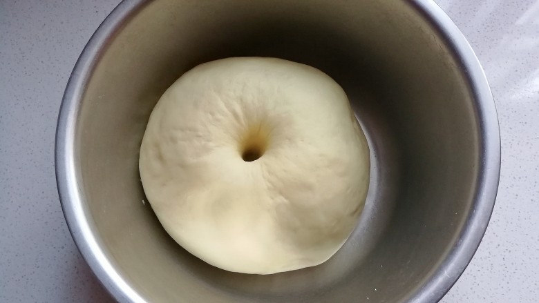 蔓越莓圣诞花环面包,发酵至2倍大以上时,手指沾面粉插孔,不回缩不塌陷即发酵完成;
