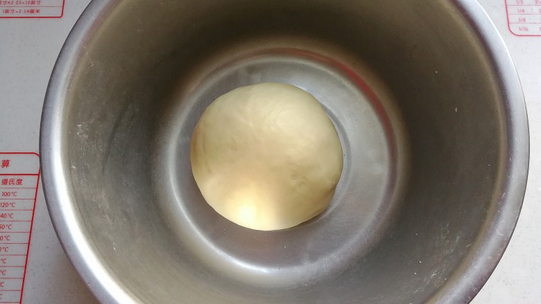 蔓越莓圣诞花环面包,把揉好的面团放入盆中,盖保鲜膜放在温暖处发酵;
