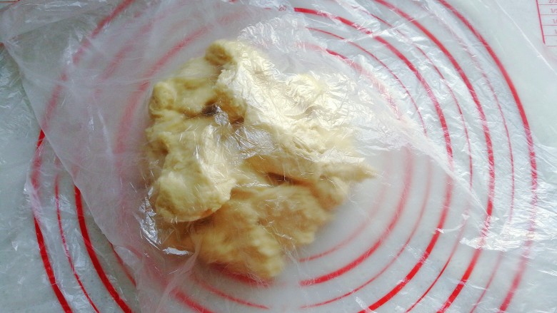 蔓越莓圣诞花环面包,然后再盖保鲜膜静置10分钟左右;