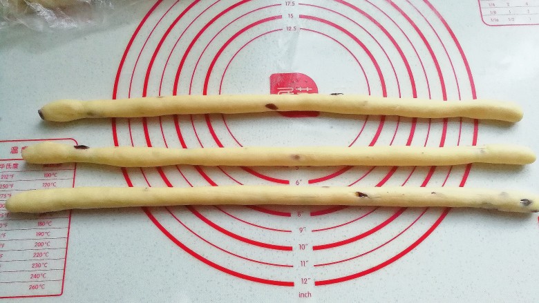 蔓越莓圣诞花环面包,依次做完所有面团,然后三条一组;