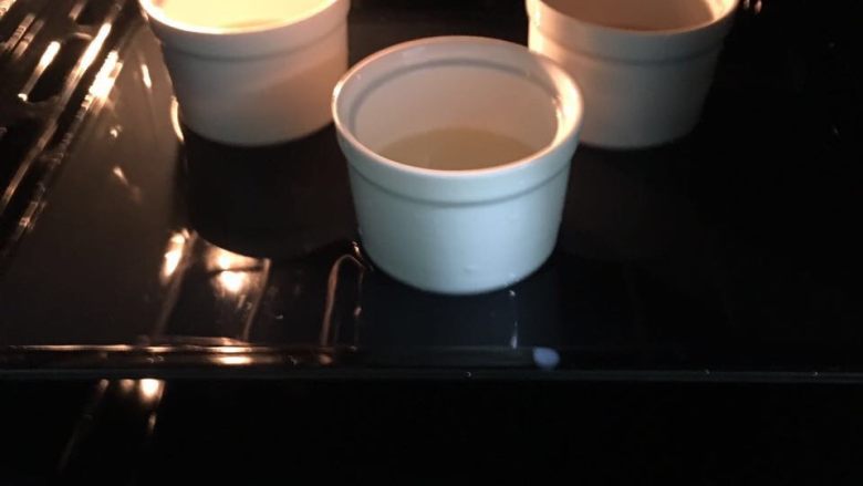 焦皮布丁,将布丁糊均匀的倒进小罐里,在烤盘中加半盘热水,预热160度,共35分钟。