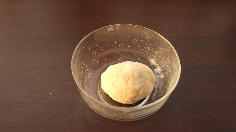 全麦星空软欧,边倒酵母水,边搅拌成絮状,然后手揉成团,密封放在约28度环境下发酵至三倍大