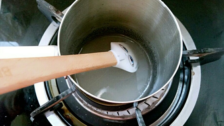 麋鹿马卡龙,材料C中的清水和细砂糖倒入小锅中小火加热至116度(制作时的湿度低于75%,所以糖浆不要超过116度)。