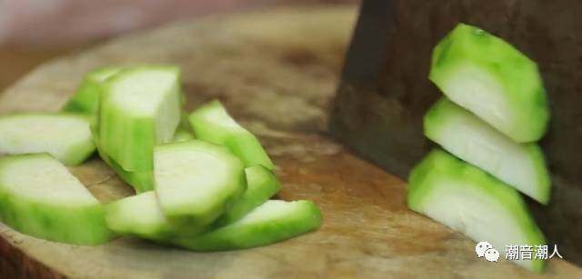潮汕素炒丝瓜,❥ 将洗干净的丝瓜，切成大小适中的块状