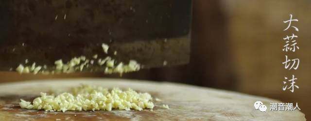 潮汕素炒丝瓜,❥ 将蒜瓣剥壳，先切成片，再剁成末
