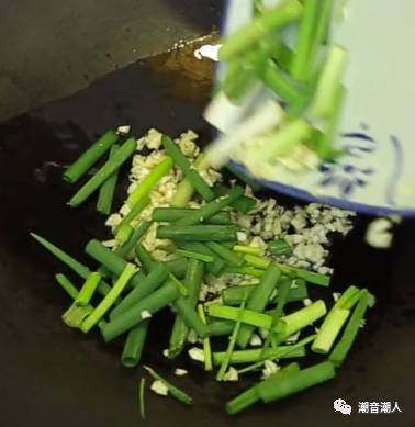 潮汕素炒丝瓜,❥ 接着热锅，倒入适量的油，倒入蒜末和葱，爆炒