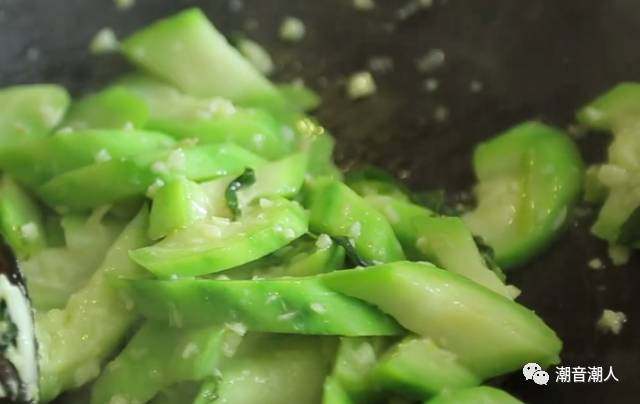 潮汕素炒丝瓜,❥ 然后待香味散发出来时，倒入切好的丝瓜，加点水，翻炒均匀，让丝瓜色泽嫩绿